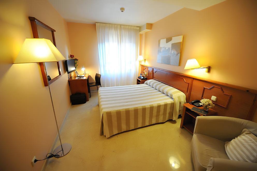 Hotel Pamplona Plaza Szoba fotó
